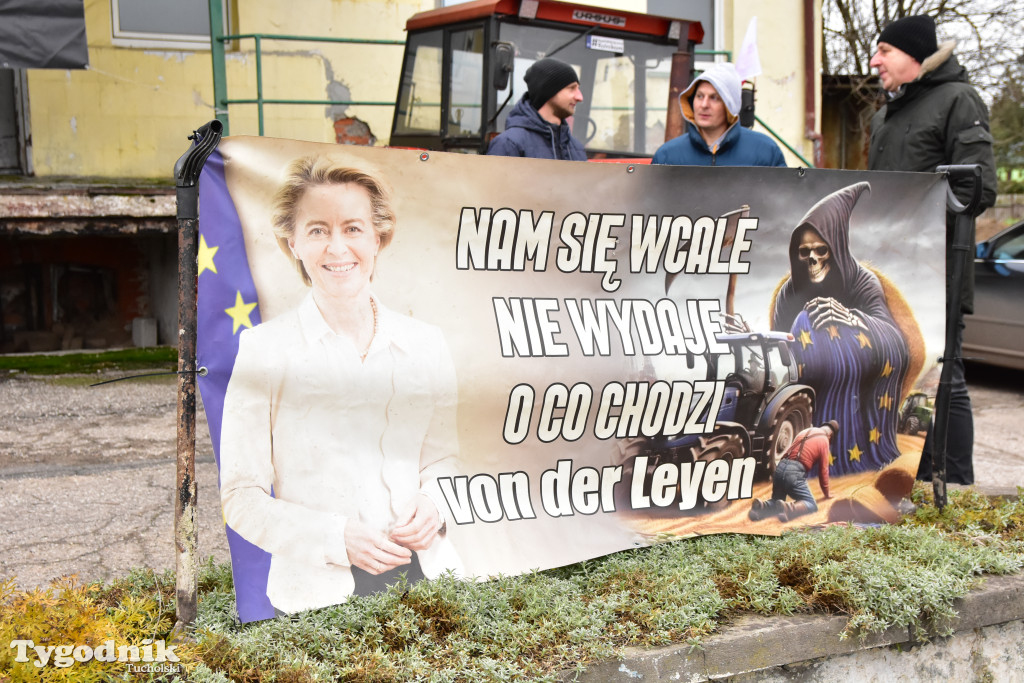 Gostycyn: Rolnicy protestowali przez kilka godzin w centrum wsi przy DW nr 237 z powiatów tucholskiego i sępoleńskiego