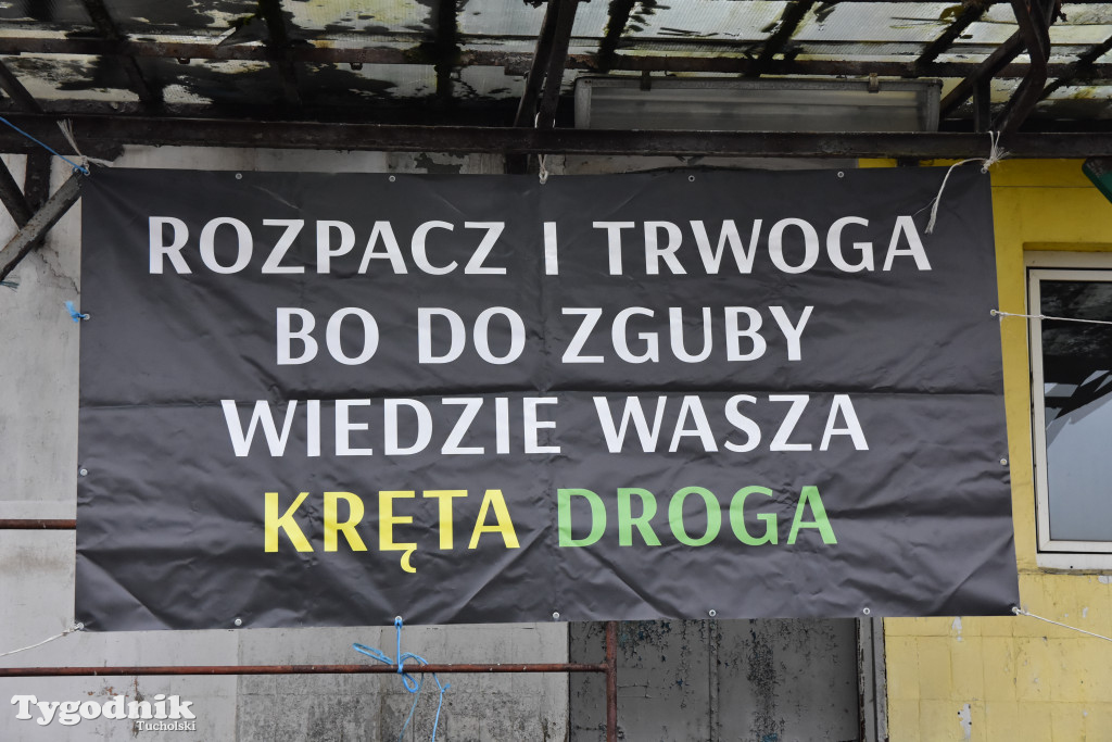 Gostycyn: Rolnicy protestowali przez kilka godzin w centrum wsi przy DW nr 237 z powiatów tucholskiego i sępoleńskiego