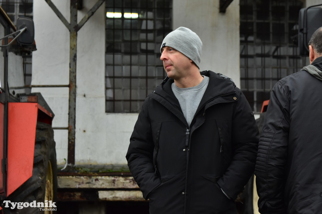 Gostycyn: Rolnicy protestowali przez kilka godzin w centrum wsi przy DW nr 237 z powiatów tucholskiego i sępoleńskiego