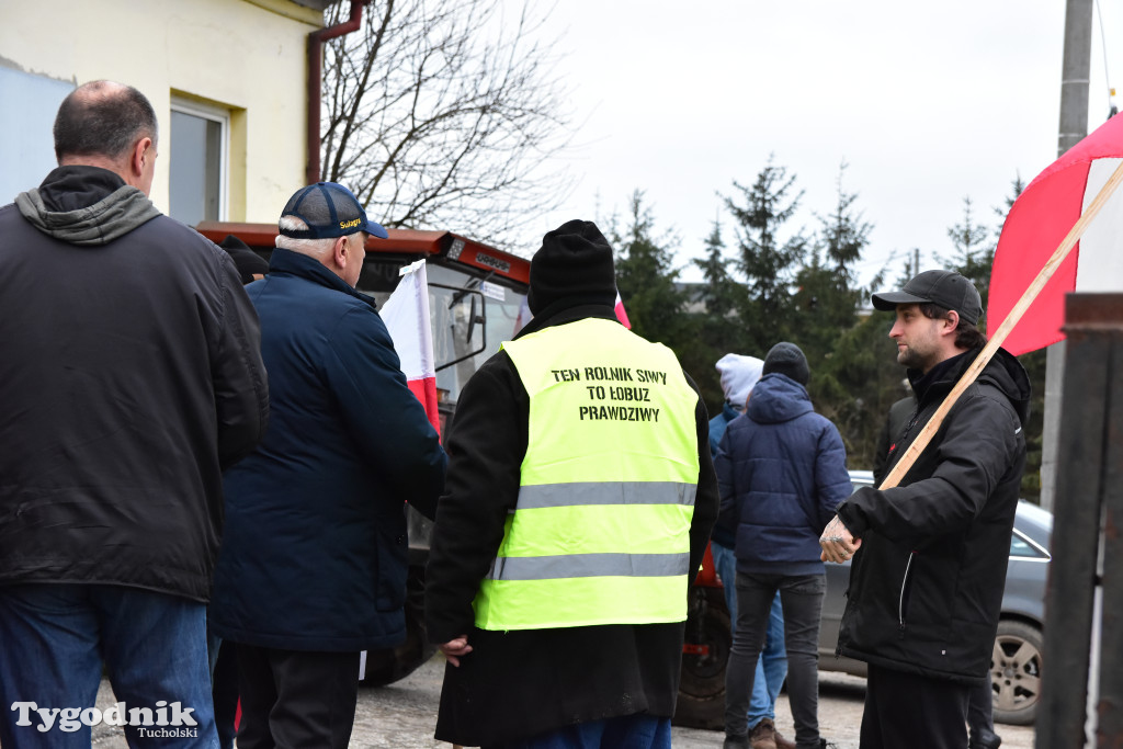 Gostycyn: Rolnicy protestowali przez kilka godzin w centrum wsi przy DW nr 237 z powiatów tucholskiego i sępoleńskiego