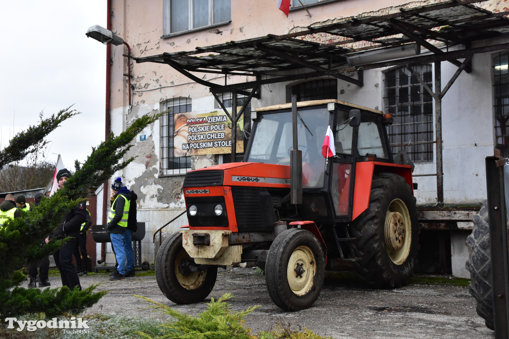 Gostycyn: Rolnicy protestowali przez kilka godzin w centrum wsi przy DW nr 237 z powiatów tucholskiego i sępoleńskiego