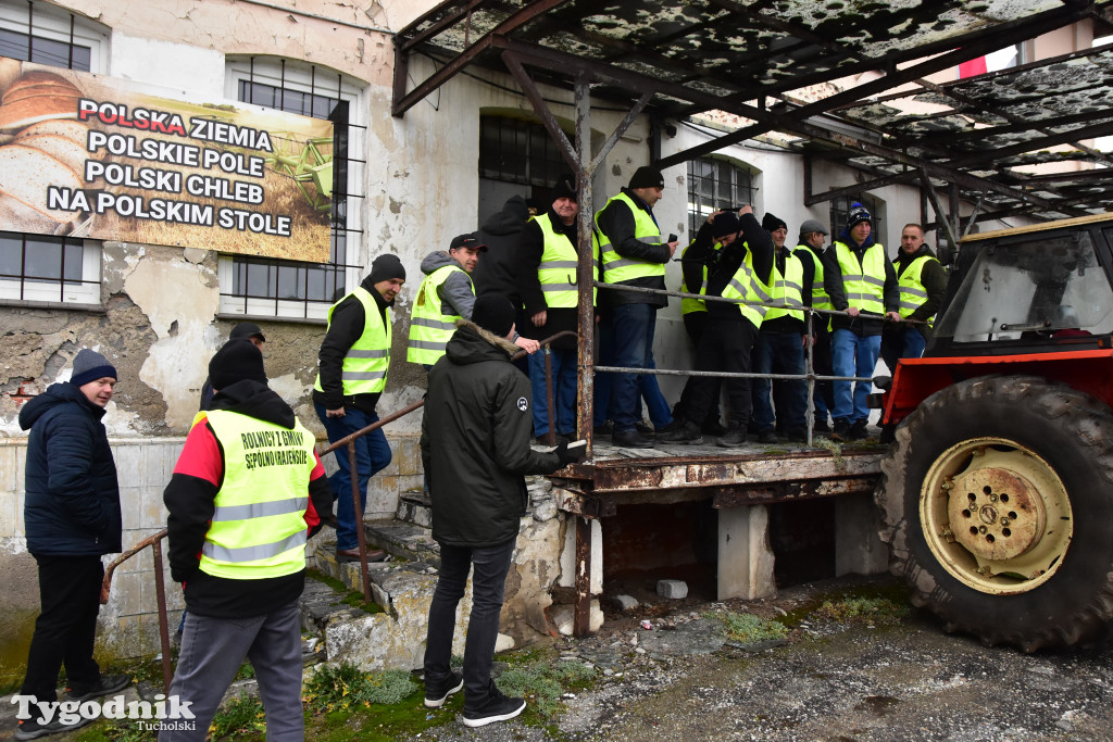 Gostycyn: Rolnicy protestowali przez kilka godzin w centrum wsi przy DW nr 237 z powiatów tucholskiego i sępoleńskiego