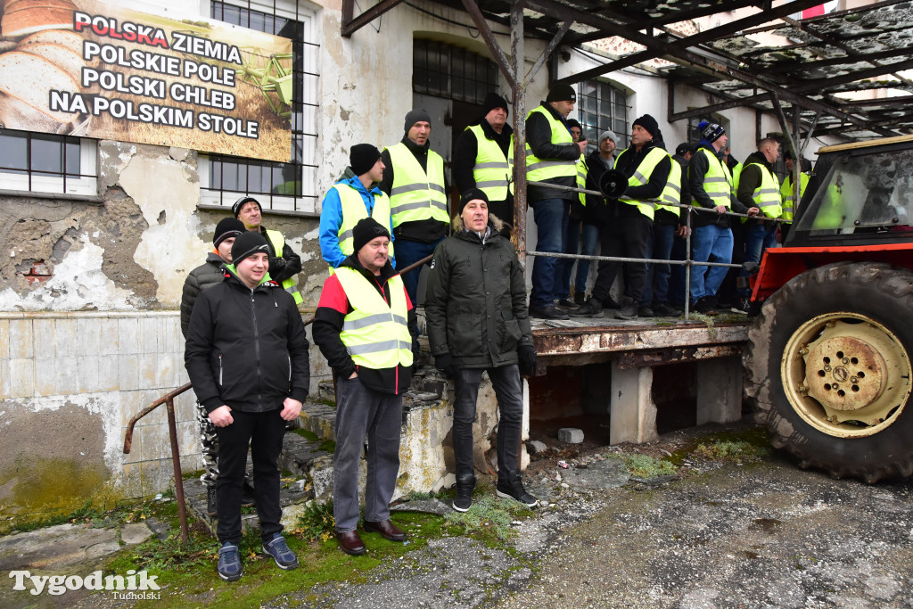 Gostycyn: Rolnicy protestowali przez kilka godzin w centrum wsi przy DW nr 237 z powiatów tucholskiego i sępoleńskiego