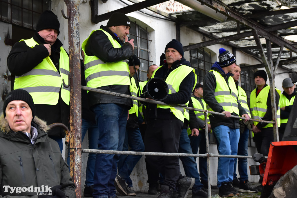 Gostycyn: Rolnicy protestowali przez kilka godzin w centrum wsi przy DW nr 237 z powiatów tucholskiego i sępoleńskiego