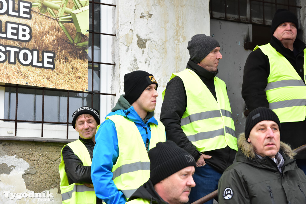 Gostycyn: Rolnicy protestowali przez kilka godzin w centrum wsi przy DW nr 237 z powiatów tucholskiego i sępoleńskiego