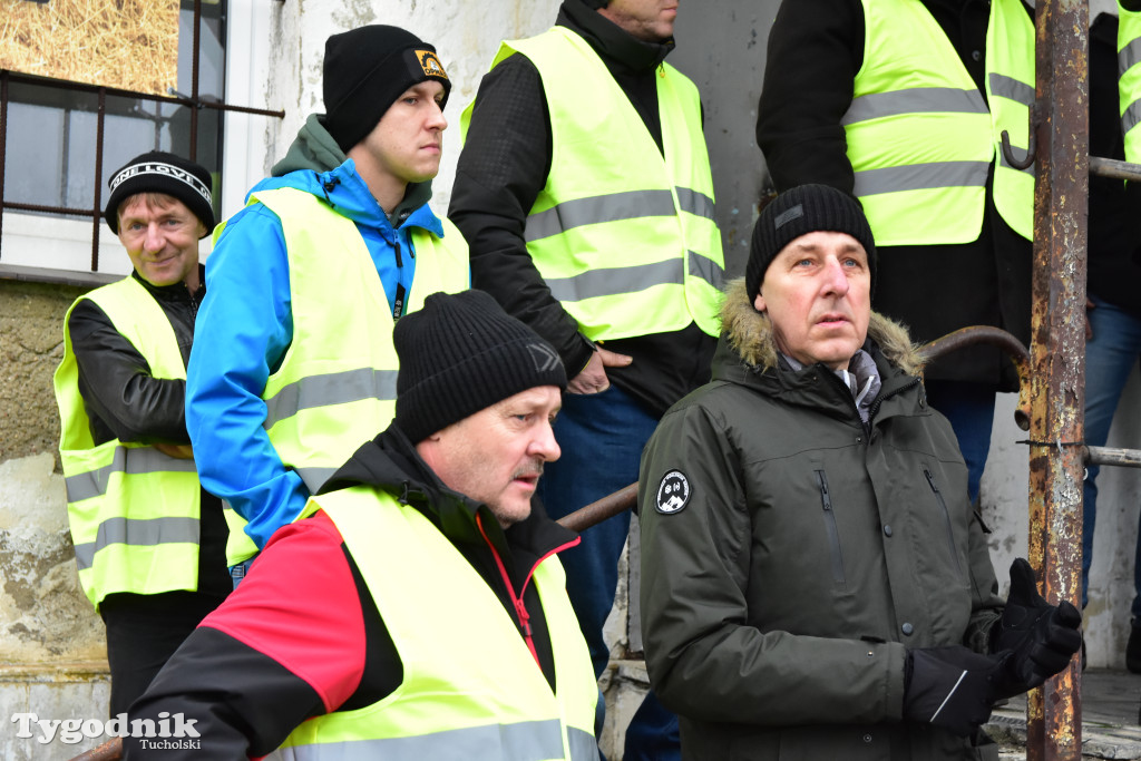 Gostycyn: Rolnicy protestowali przez kilka godzin w centrum wsi przy DW nr 237 z powiatów tucholskiego i sępoleńskiego