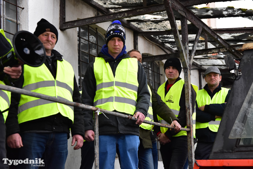 Gostycyn: Rolnicy protestowali przez kilka godzin w centrum wsi przy DW nr 237 z powiatów tucholskiego i sępoleńskiego