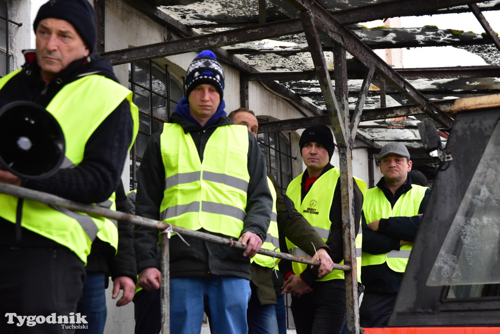 Gostycyn: Rolnicy protestowali przez kilka godzin w centrum wsi przy DW nr 237 z powiatów tucholskiego i sępoleńskiego