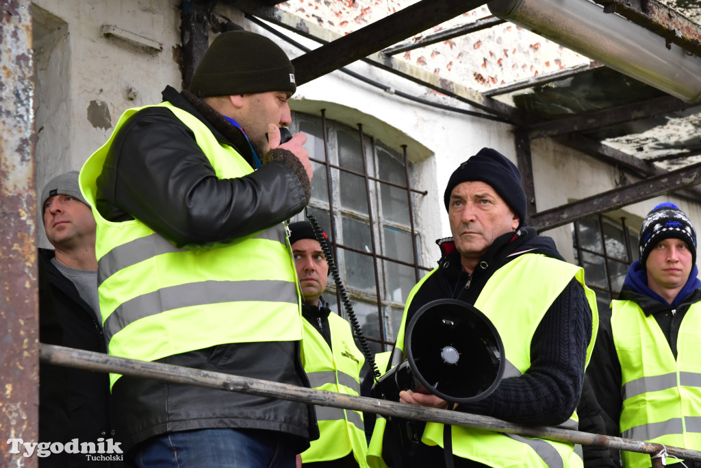 Gostycyn: Rolnicy protestowali przez kilka godzin w centrum wsi przy DW nr 237 z powiatów tucholskiego i sępoleńskiego