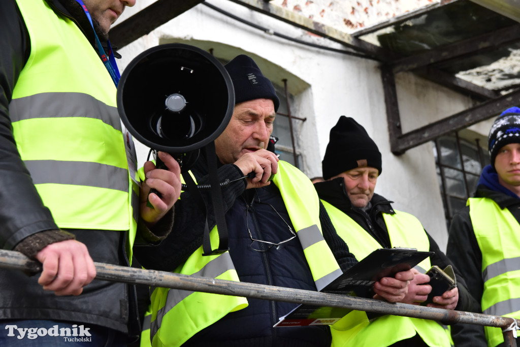 Gostycyn: Rolnicy protestowali przez kilka godzin w centrum wsi przy DW nr 237 z powiatów tucholskiego i sępoleńskiego