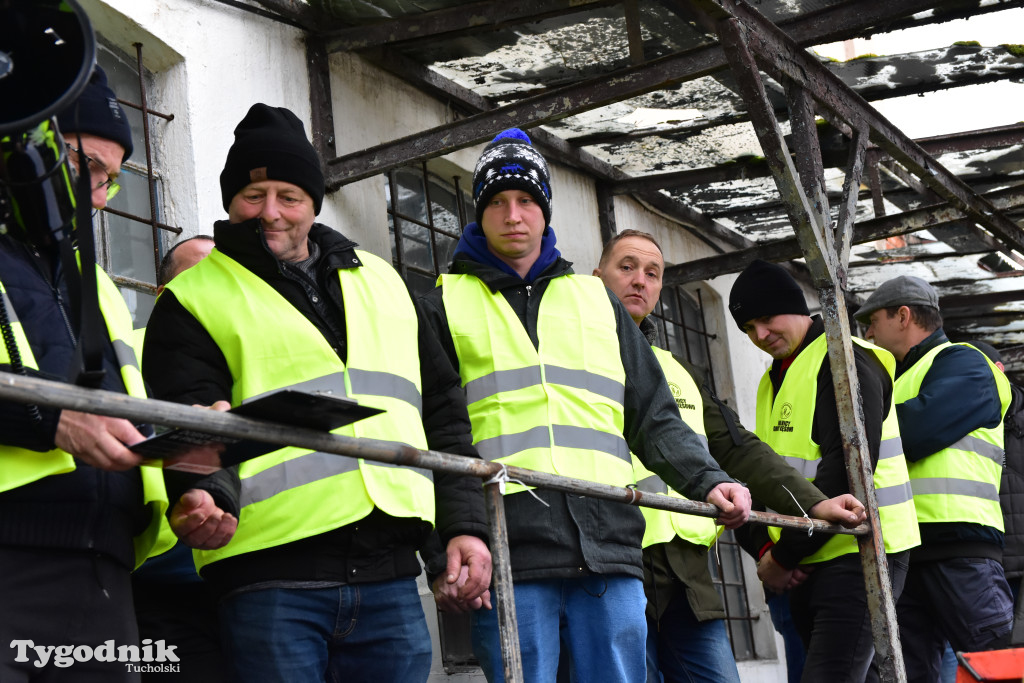 Gostycyn: Rolnicy protestowali przez kilka godzin w centrum wsi przy DW nr 237 z powiatów tucholskiego i sępoleńskiego