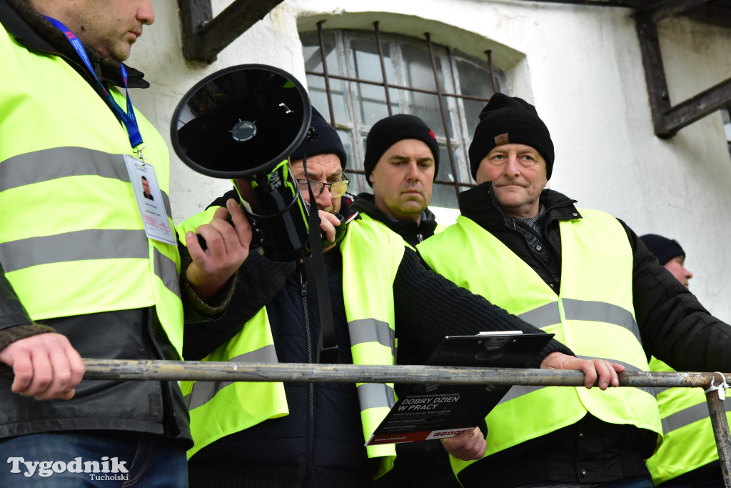Gostycyn: Rolnicy protestowali przez kilka godzin w centrum wsi przy DW nr 237 z powiatów tucholskiego i sępoleńskiego
