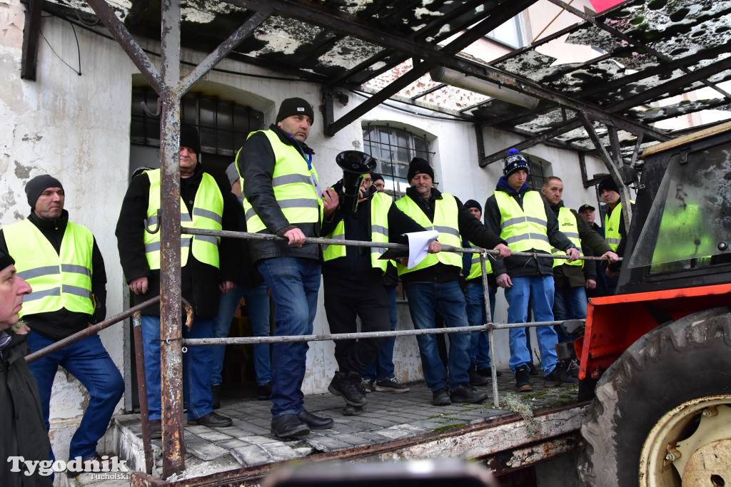 Gostycyn: Rolnicy protestowali przez kilka godzin w centrum wsi przy DW nr 237 z powiatów tucholskiego i sępoleńskiego