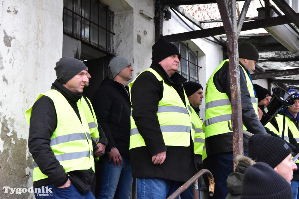 Gostycyn: Rolnicy protestowali przez kilka godzin w centrum wsi przy DW nr 237 z powiatów tucholskiego i sępoleńskiego