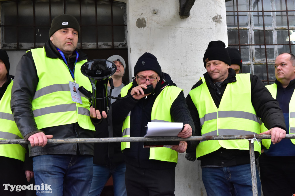 Gostycyn: Rolnicy protestowali przez kilka godzin w centrum wsi przy DW nr 237 z powiatów tucholskiego i sępoleńskiego