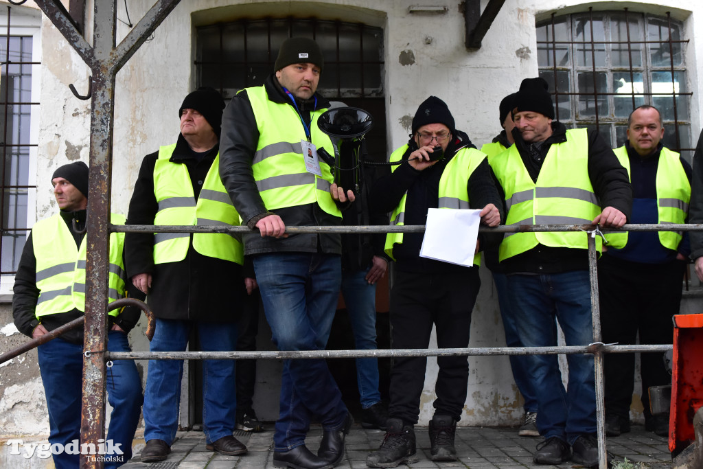 Gostycyn: Rolnicy protestowali przez kilka godzin w centrum wsi przy DW nr 237 z powiatów tucholskiego i sępoleńskiego