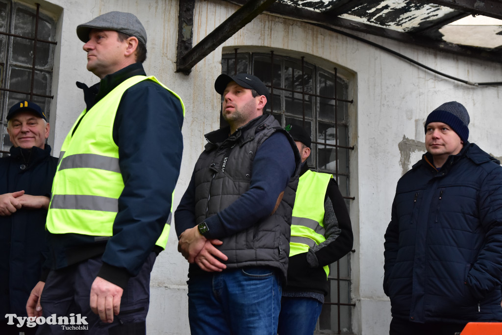 Gostycyn: Rolnicy protestowali przez kilka godzin w centrum wsi przy DW nr 237 z powiatów tucholskiego i sępoleńskiego