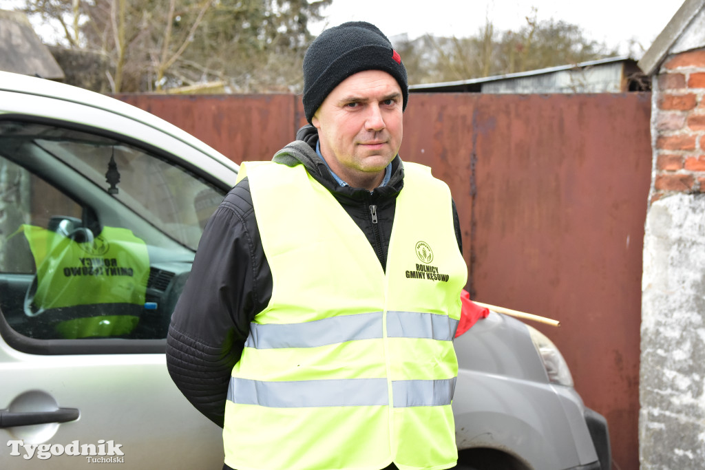 Gostycyn: Rolnicy protestowali przez kilka godzin w centrum wsi przy DW nr 237 z powiatów tucholskiego i sępoleńskiego