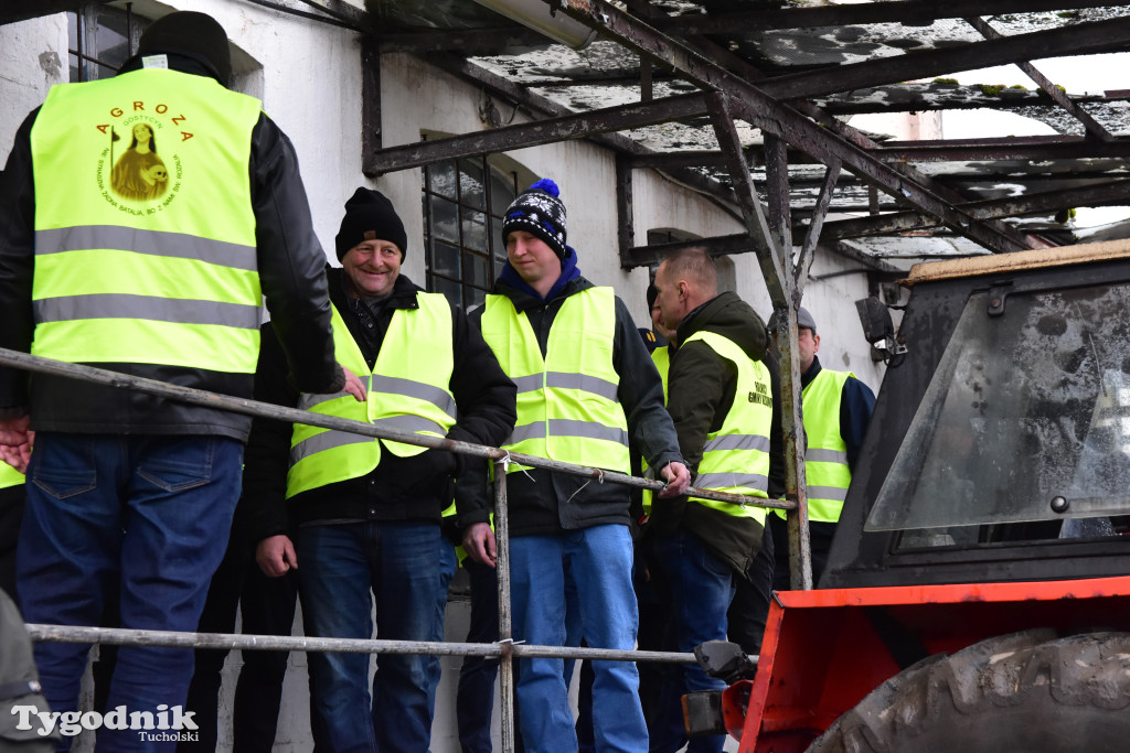 Gostycyn: Rolnicy protestowali przez kilka godzin w centrum wsi przy DW nr 237 z powiatów tucholskiego i sępoleńskiego