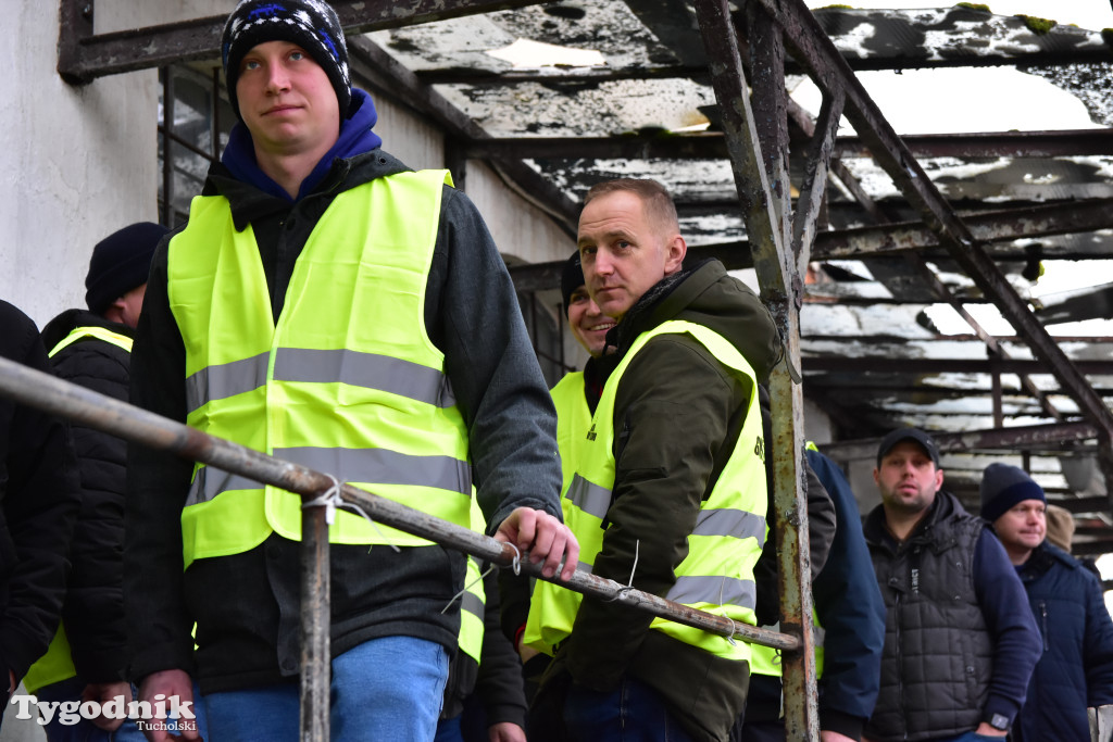 Gostycyn: Rolnicy protestowali przez kilka godzin w centrum wsi przy DW nr 237 z powiatów tucholskiego i sępoleńskiego