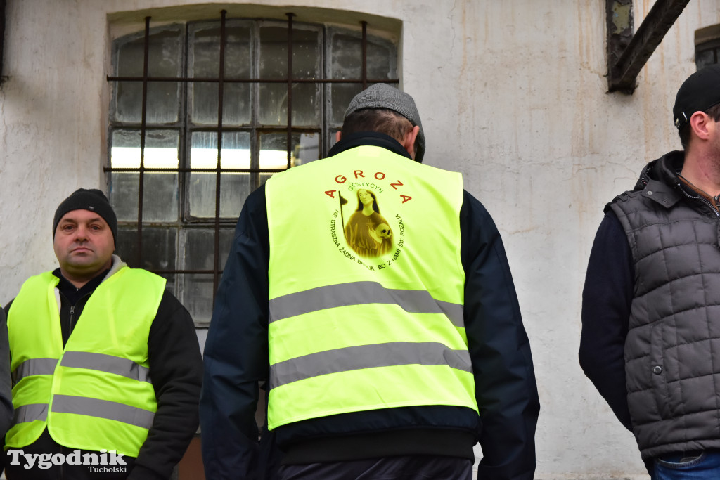 Gostycyn: Rolnicy protestowali przez kilka godzin w centrum wsi przy DW nr 237 z powiatów tucholskiego i sępoleńskiego