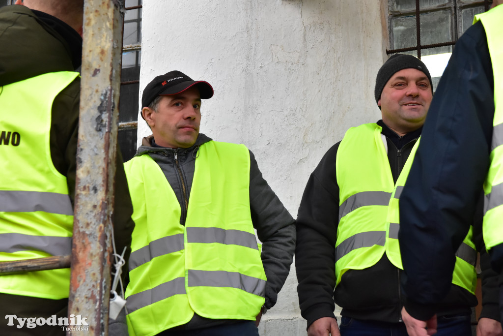 Gostycyn: Rolnicy protestowali przez kilka godzin w centrum wsi przy DW nr 237 z powiatów tucholskiego i sępoleńskiego