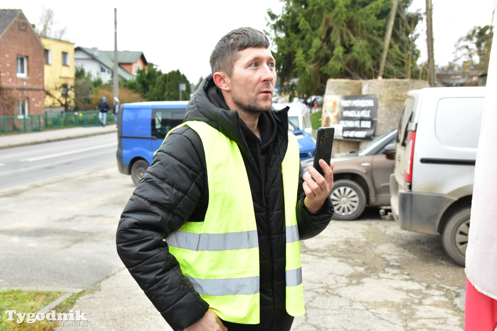 Gostycyn: Rolnicy protestowali przez kilka godzin w centrum wsi przy DW nr 237 z powiatów tucholskiego i sępoleńskiego