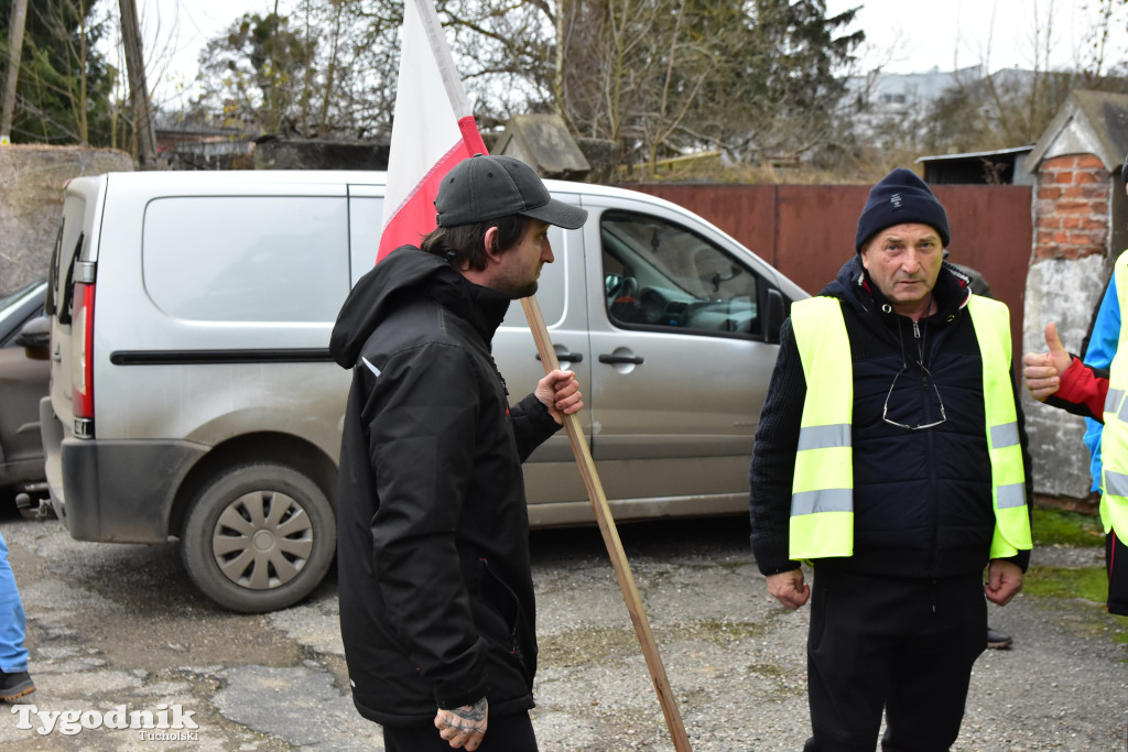 Gostycyn: Rolnicy protestowali przez kilka godzin w centrum wsi przy DW nr 237 z powiatów tucholskiego i sępoleńskiego