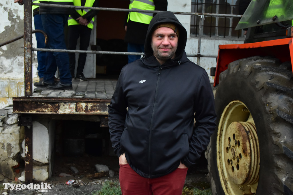 Gostycyn: Rolnicy protestowali przez kilka godzin w centrum wsi przy DW nr 237 z powiatów tucholskiego i sępoleńskiego