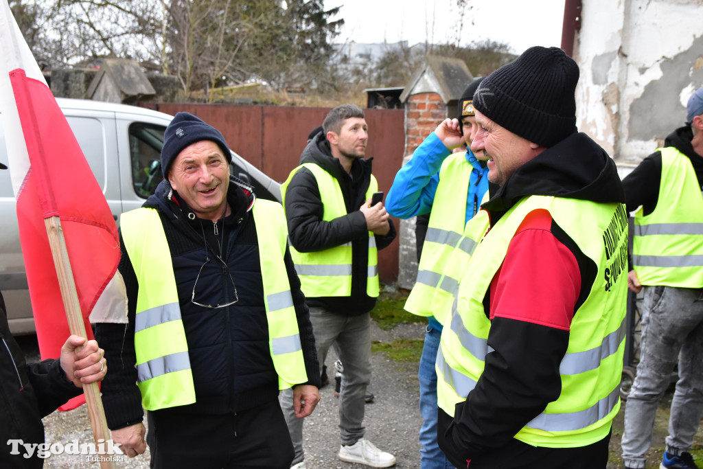 Gostycyn: Rolnicy protestowali przez kilka godzin w centrum wsi przy DW nr 237 z powiatów tucholskiego i sępoleńskiego