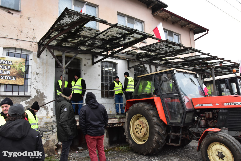 Gostycyn: Rolnicy protestowali przez kilka godzin w centrum wsi przy DW nr 237 z powiatów tucholskiego i sępoleńskiego