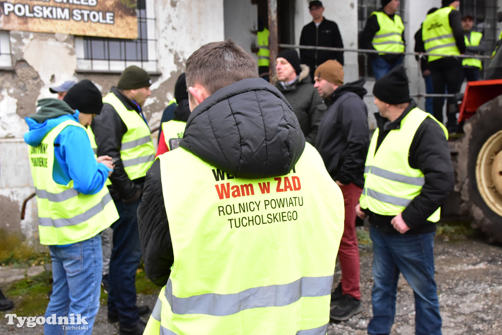 Gostycyn: Rolnicy protestowali przez kilka godzin w centrum wsi przy DW nr 237 z powiatów tucholskiego i sępoleńskiego