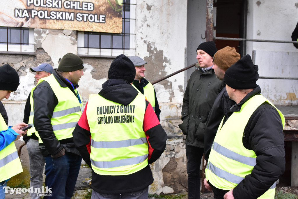 Gostycyn: Rolnicy protestowali przez kilka godzin w centrum wsi przy DW nr 237 z powiatów tucholskiego i sępoleńskiego