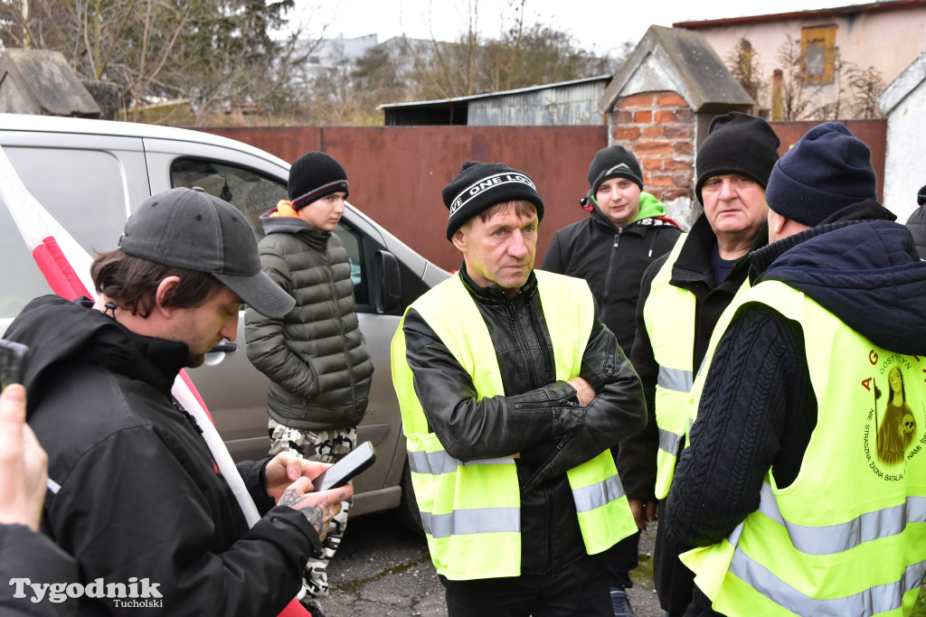 Gostycyn: Rolnicy protestowali przez kilka godzin w centrum wsi przy DW nr 237 z powiatów tucholskiego i sępoleńskiego