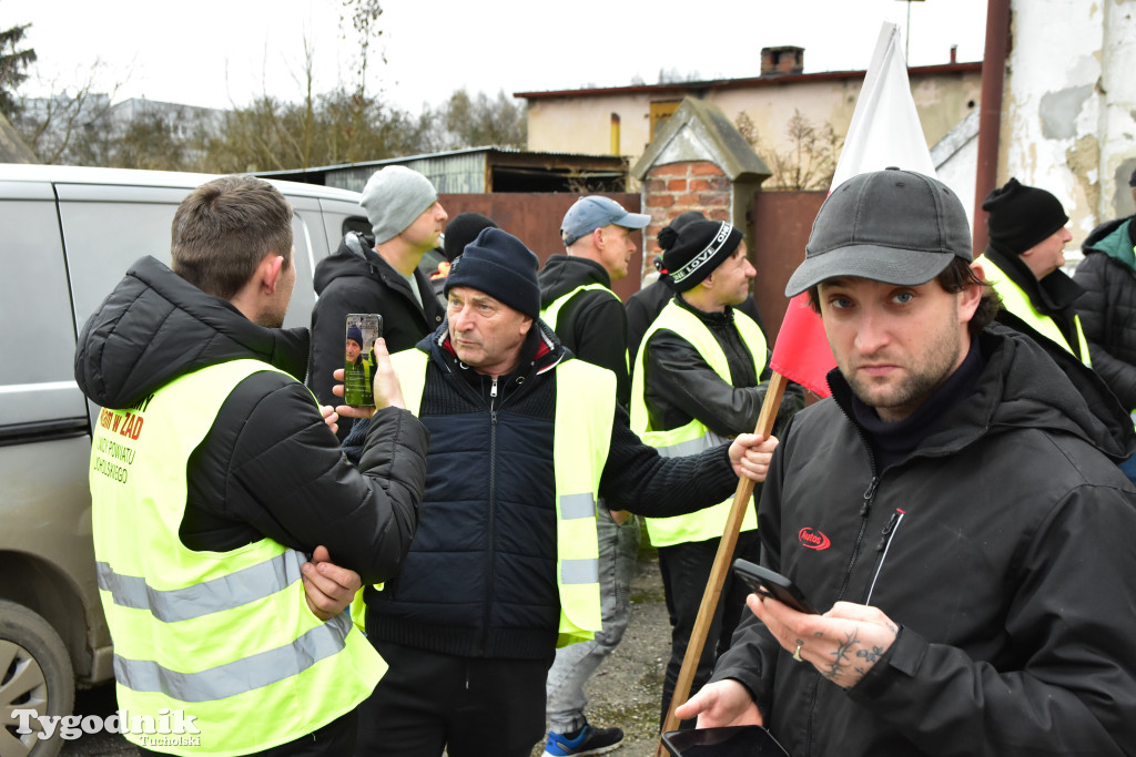 Gostycyn: Rolnicy protestowali przez kilka godzin w centrum wsi przy DW nr 237 z powiatów tucholskiego i sępoleńskiego