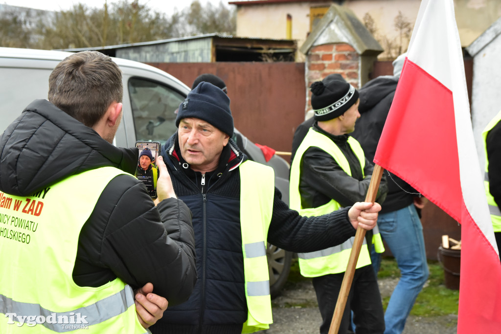 Gostycyn: Rolnicy protestowali przez kilka godzin w centrum wsi przy DW nr 237 z powiatów tucholskiego i sępoleńskiego
