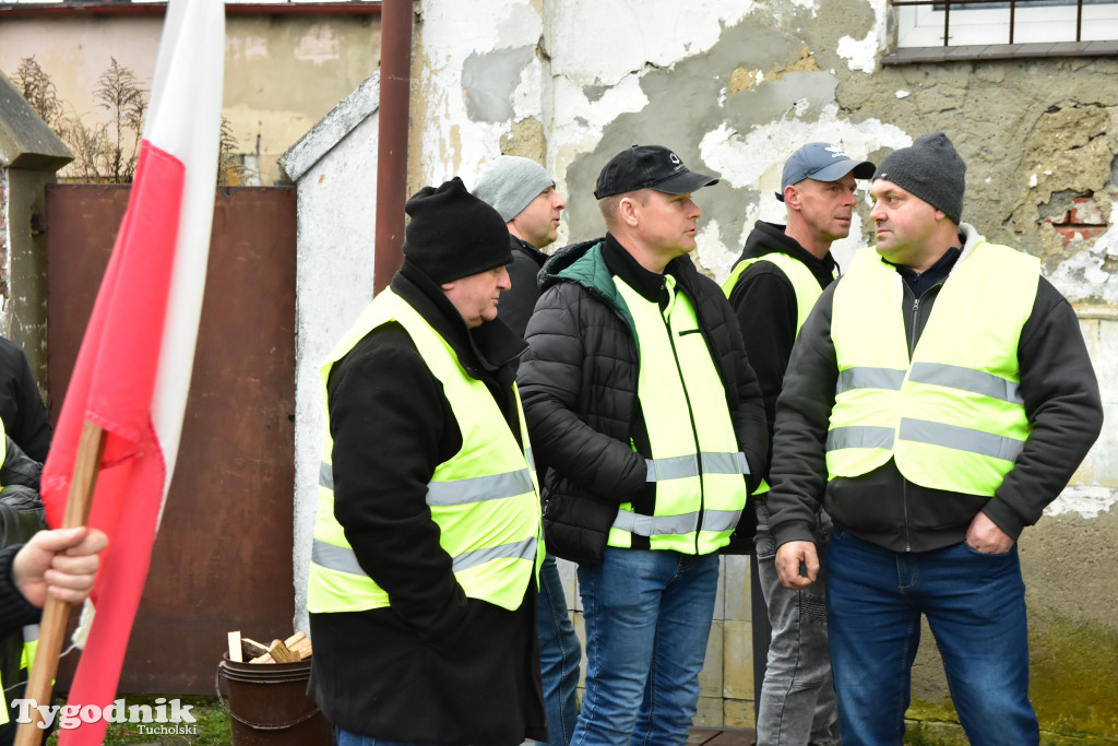 Gostycyn: Rolnicy protestowali przez kilka godzin w centrum wsi przy DW nr 237 z powiatów tucholskiego i sępoleńskiego