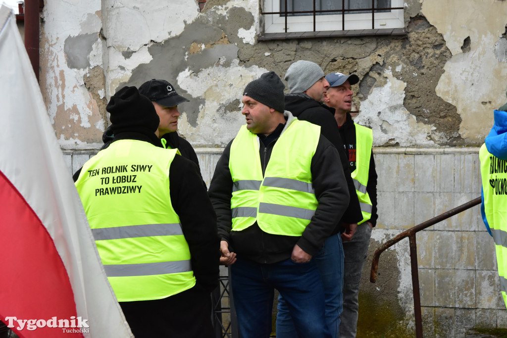 Gostycyn: Rolnicy protestowali przez kilka godzin w centrum wsi przy DW nr 237 z powiatów tucholskiego i sępoleńskiego