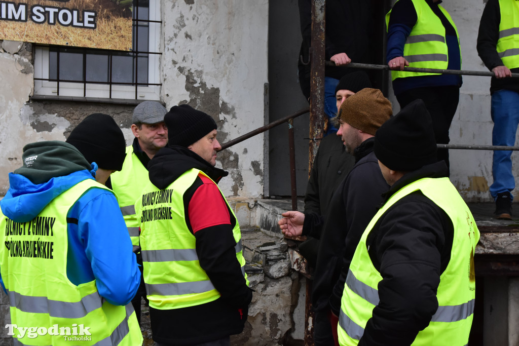 Gostycyn: Rolnicy protestowali przez kilka godzin w centrum wsi przy DW nr 237 z powiatów tucholskiego i sępoleńskiego