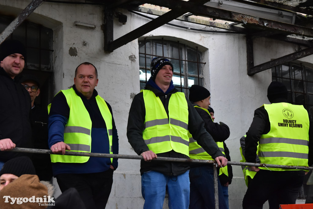 Gostycyn: Rolnicy protestowali przez kilka godzin w centrum wsi przy DW nr 237 z powiatów tucholskiego i sępoleńskiego