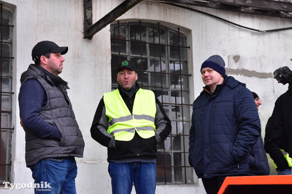 Gostycyn: Rolnicy protestowali przez kilka godzin w centrum wsi przy DW nr 237 z powiatów tucholskiego i sępoleńskiego