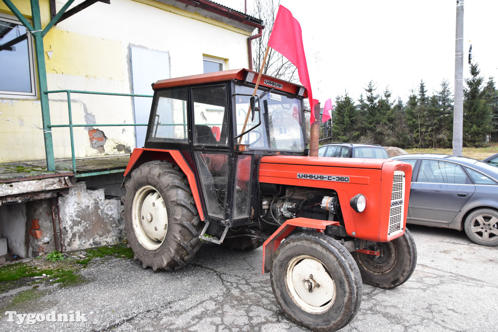 Gostycyn: Rolnicy protestowali przez kilka godzin w centrum wsi przy DW nr 237 z powiatów tucholskiego i sępoleńskiego