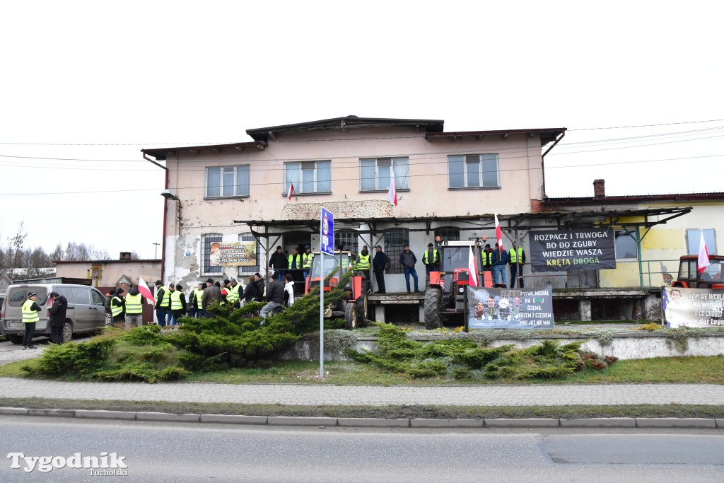 Gostycyn: Rolnicy protestowali przez kilka godzin w centrum wsi przy DW nr 237 z powiatów tucholskiego i sępoleńskiego