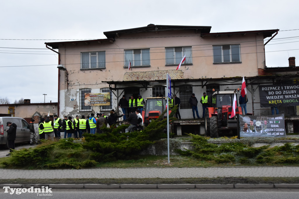 Gostycyn: Rolnicy protestowali przez kilka godzin w centrum wsi przy DW nr 237 z powiatów tucholskiego i sępoleńskiego