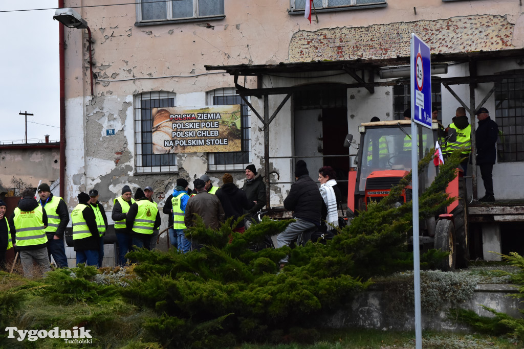 Gostycyn: Rolnicy protestowali przez kilka godzin w centrum wsi przy DW nr 237 z powiatów tucholskiego i sępoleńskiego