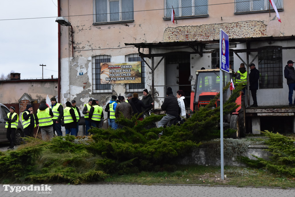 Gostycyn: Rolnicy protestowali przez kilka godzin w centrum wsi przy DW nr 237 z powiatów tucholskiego i sępoleńskiego