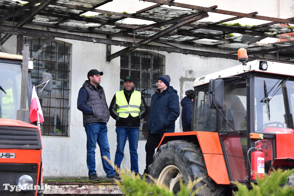 Gostycyn: Rolnicy protestowali przez kilka godzin w centrum wsi przy DW nr 237 z powiatów tucholskiego i sępoleńskiego