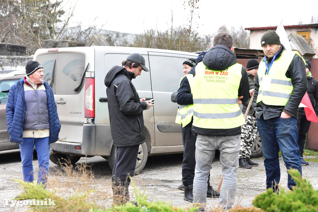 Gostycyn: Rolnicy protestowali przez kilka godzin w centrum wsi przy DW nr 237 z powiatów tucholskiego i sępoleńskiego