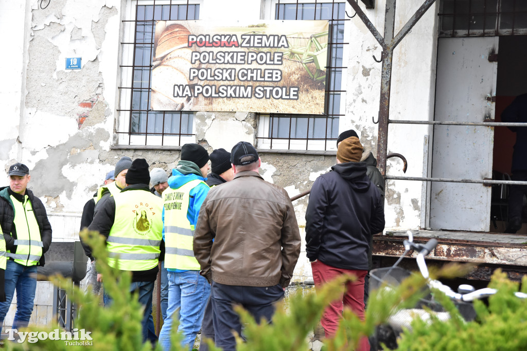 Gostycyn: Rolnicy protestowali przez kilka godzin w centrum wsi przy DW nr 237 z powiatów tucholskiego i sępoleńskiego