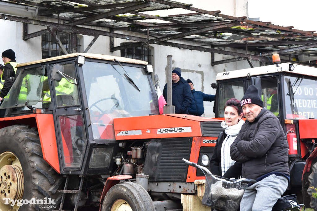 Gostycyn: Rolnicy protestowali przez kilka godzin w centrum wsi przy DW nr 237 z powiatów tucholskiego i sępoleńskiego